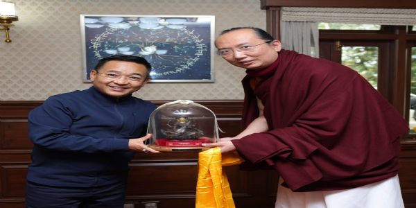 मुख्यमन्त्री तामाङले ४२औँ शाक्य त्रिजिन रत्न वज्र रिम्पोछेबाट लिए आशीर्वाद