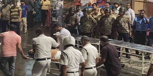 (अपडेट) कोलकाता पूजा पंडाल दुर्घटनाः 18 जनाको मृत्यु, 12 जना हिरासतमा, जाँचको माग