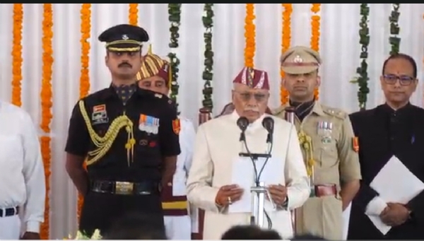 डॉ. ढाल सिंह बिसेन लोकभवन में राज्यपाल पद की शपथ लेते। डॉ. ढाल सिंह बिसेन लोकभवन में राज्यपाल पद की शपथ लेते।