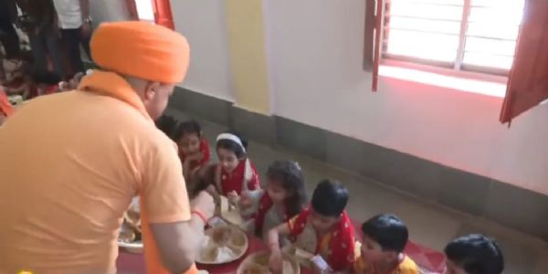 मुख्यमन्त्री योगीले कन्याहरूको गोड़ा धोएर मातृि शक्तिको पूजा आराधना गरे