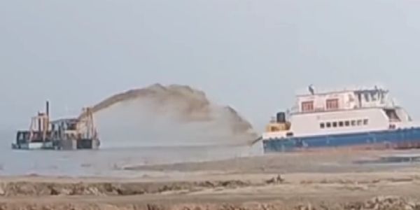 गङ्गाको जलस्तर घटेपछि बियाड़ा घाटमा एक हप्तादेखि फसेको जहाजलाई बाहिर निकाल्ने  प्रयास जारी