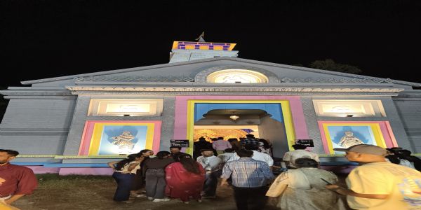 गुवाहाटीमा महाअष्टमीको रौनक: पूजा पण्डालमा भक्तजनको घुइँचो, सन्धि पूजा र कुमारी पूजाले गुञ्जायमान बन्यो असम