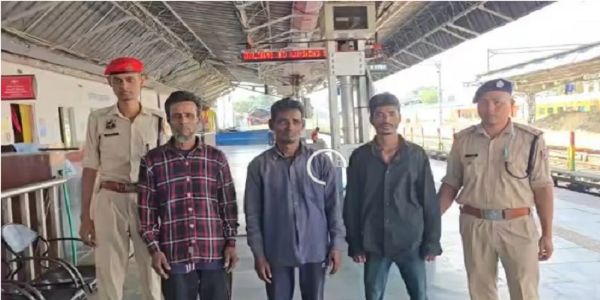 असमः लुमडिङ रेलवे जङ्क्सनमा आरपीएफद्वारा तीन बङ्गलादेशी पक्राउ
