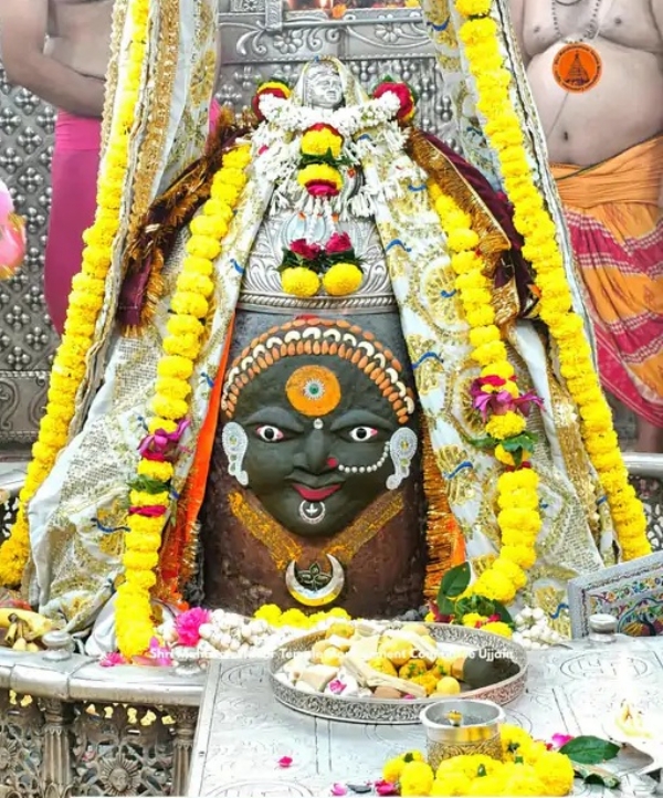 महाकाल का देवी स्वरूप में शृंगार