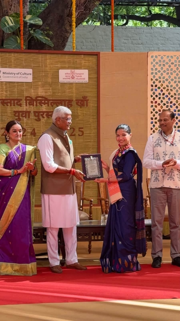 तिला रूपा सपकोटा पुरस्कार ग्रहण गर्दै