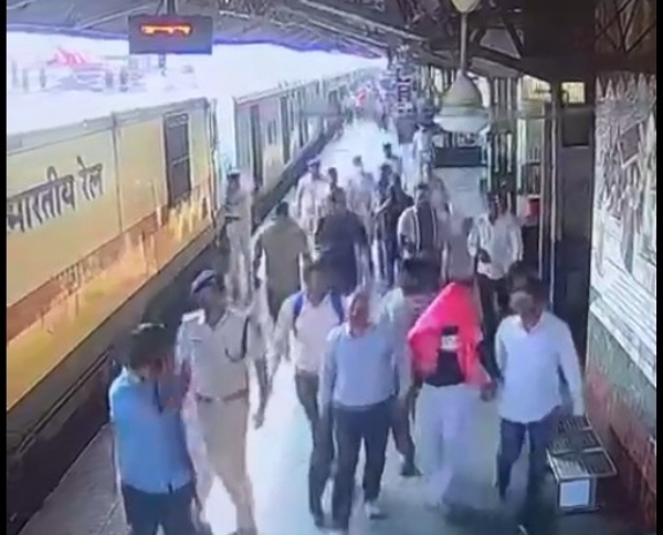 पुणे–जयपुर के जनरल कोच से दो युवकों और एक नाबालिग को पकड़ा, मुंबई पुलिस की सूचना पर हुई कार्रवाई : आरपीएफ और पुलिस की संयुक्त कार्रवाई