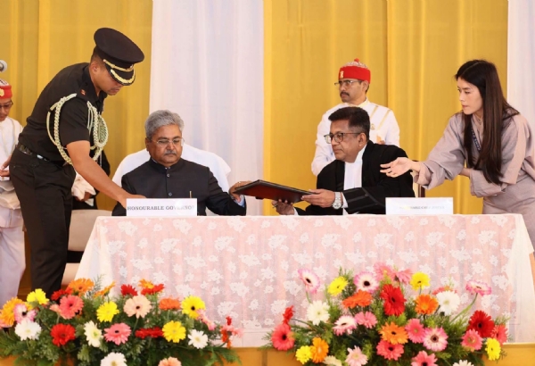 शपथ ग्रहण गर्दै राज्यपाल