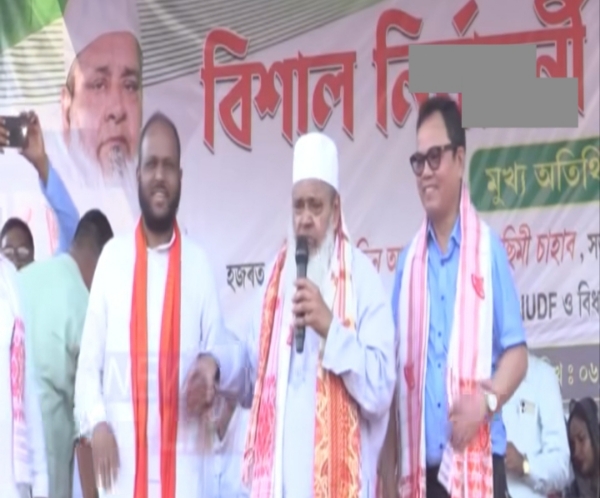 ऑल इंडिया यूनाइटेड डेमोक्रेटिक फ्रंट (एआईयूडीएफ) के प्रमुख बदरुद्दीन अजमल सोमवार को दलगांव में चुनावी सभा को संबोधित करते हुए।
