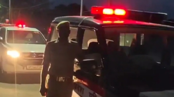 घटना स्थल पर जांच करती पुलिस टीम