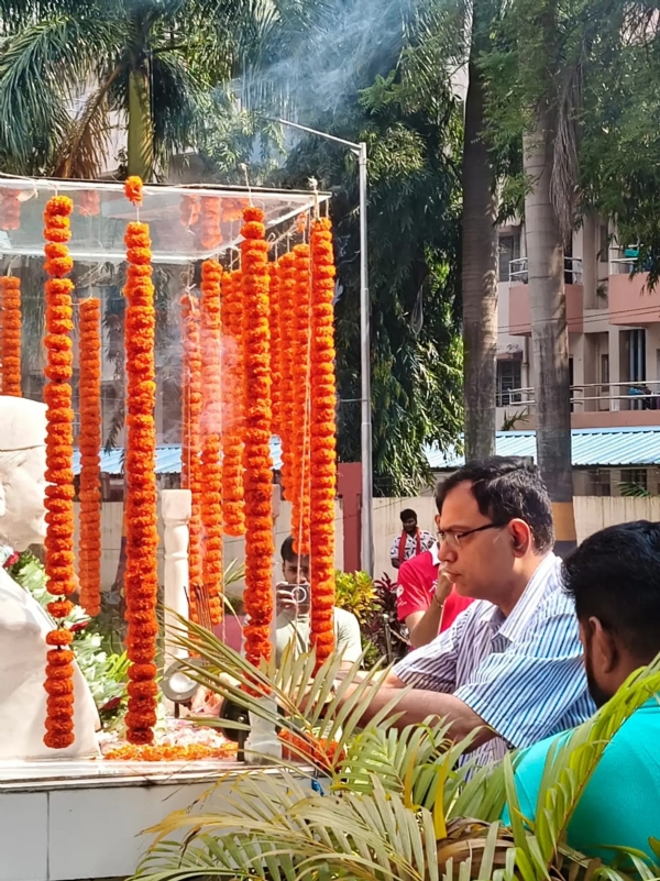 आईआईटी खड़गपुर में गांधी-शास्त्री को श्रद्धांजलि अर्पित करते निदेशक आईआईटी खड़गपुर में गांधी-शास्त्री को श्रद्धांजलि अर्पित करते निदेशक