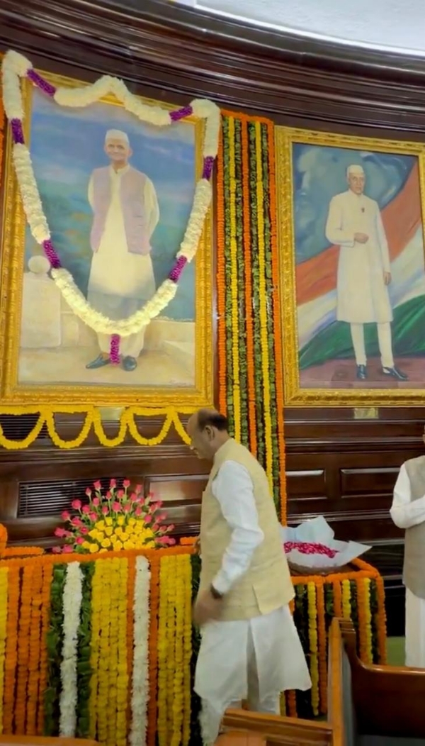 सेंट्रल हॉल में महात्मा गांधी और लाल बहादुर शास्त्री के चित्रों पर पुष्पाजंलि देते हुए लोक सभा अध्यक्ष ओम बिरला सेंट्रल हॉल में महात्मा गांधी और लाल बहादुर शास्त्री के चित्रों पर पुष्पाजंलि देते हुए लोक सभा अध्यक्ष ओम बिरला