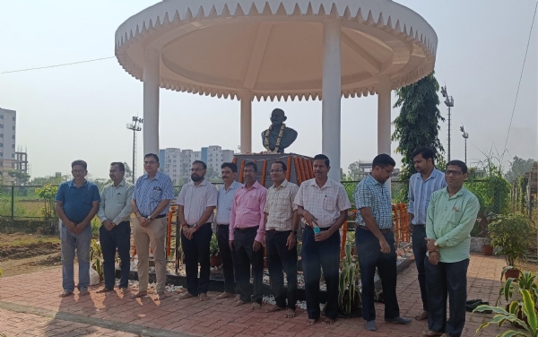 आईआईटी खड़गपुर में गांधी-शास्त्री को श्रद्धांजलि अर्पित करते निदेशक आईआईटी खड़गपुर में गांधी-शास्त्री को श्रद्धांजलि अर्पित करते निदेशक