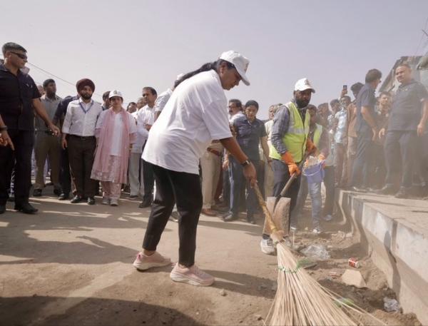 आजादपुर में  शुक्रवार को स्वच्छता अभियान में श्रमदान करतीं मुख्यमंत्री रेखा गुप्ता