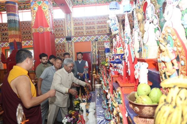 राज्यपाल दुष्यन्त गौतमले इन्चे गुम्बामा पूजा-अर्चना गरे