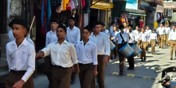 गोपेश्वर में पथ संचलन करते हुए संघ के स्वयं सेवक। गोपेश्वर में पथ संचलन करते हुए संघ के स्वयं सेवक।