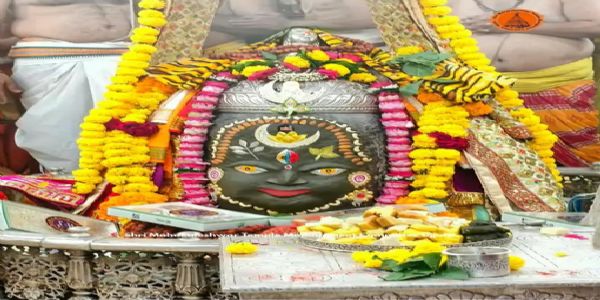 उज्जैनः भस्म आरतीमा चाँदीको चन्द्रमा त्रिशूल र त्रिपुण्डाले सजाइयो बाबा महाकाललाई, सुक्खा फलले सजाएर राजाको स्वरूप दिइयो