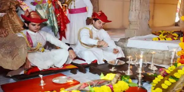 राजसी ठाँटमा देखिए ज्योतिरादित्य सिन्धिया, छोरा महाआर्यमनसँग गोरखी देवघर मन्दिरमा गरे शस्त्र पूजा