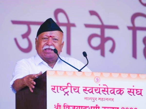 सरसंघचालक डॉ मोहन भागवत नागपुर मे आयोजित विजयादशमी महोत्सव मे पाथेय देते हुए