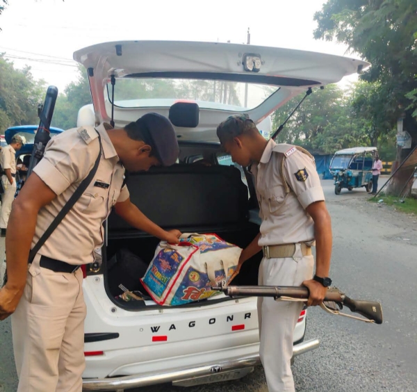 वाहन जांच करती पुलिस