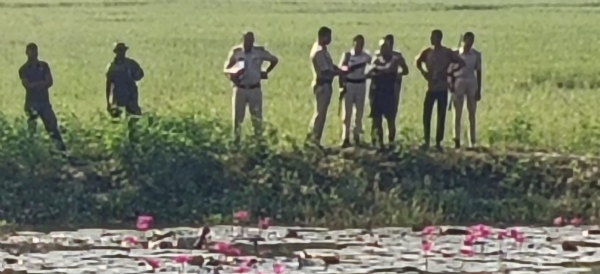 लैश निकालती पुलिस