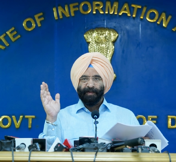 दिल्ली के पर्यावरण मंत्री मनजिंदर सिंह सिरसा  प्रेस कांफ्रेंस करते हुए