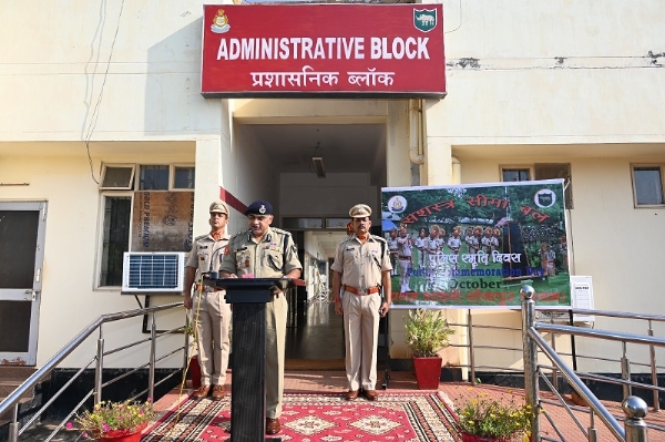 असमः प्रथम वाहिनी सशस्त्र सीमा बल (एसएसबी) मुख्यालय परिसर में आयोजित पुलिस स्मृति दिवस का दृश्य