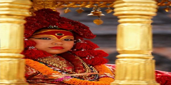 काठमाडौंकी जीवित देवी कुमारीद्वारा तलेजु भवानीको दर्शन