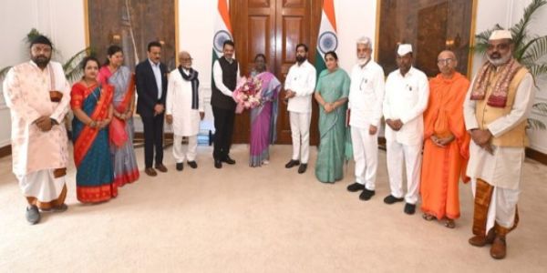 फडणवीस, एकनाथ शिन्दे र सुनेत्रा पवारद्वारा राष्ट्रपतिसँग भेट