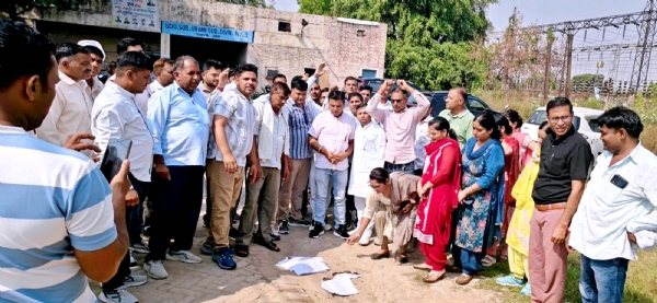 निगम कार्यालय के सामने प्रतियां फूंक कर रोष जताते हुए कर्मचारी।
