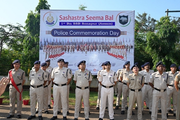 असमः प्रथम वाहिनी सशस्त्र सीमा बल (एसएसबी) मुख्यालय परिसर में आयोजित पुलिस स्मृति दिवस का दृश्य