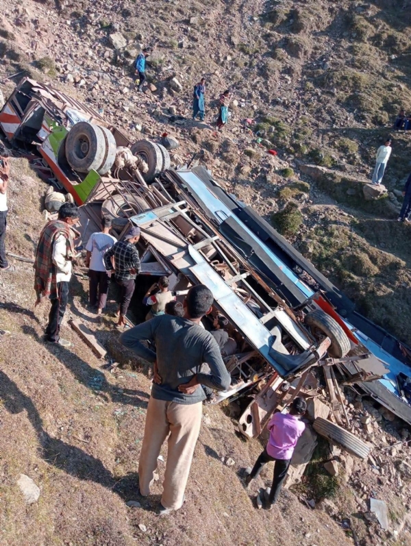 उधमपुर में बस के  खाई में गिरने से एक लड़की की मौत,  16  घायल