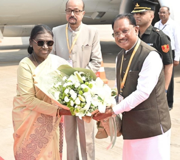 स्वामी विवेकानंद विमानतल पर राष्ट्रपति श्रीमती द्रौपदी मुर्मु का स्वागत करते राज्यपाल रमेन डेका एवं मुख्यमंत्री विष्णु देव साय