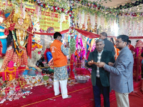 नेपाल के दुर्गापूजा पंडाल में पूजा करते बांग्लादेश के राजदूत नेपाल के दुर्गापूजा पंडाल में पूजा करते बांग्लादेश के राजदूत