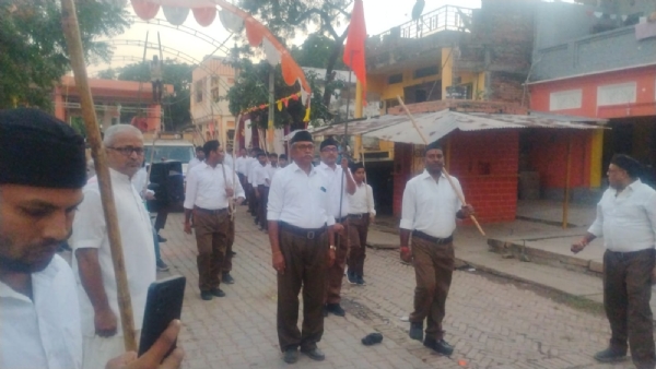ड्रमंडगंज बाजार में पथ संचलन करते स्वयं सेवक।