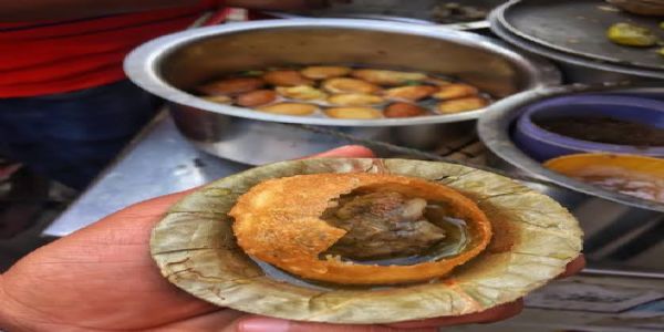 दुर्गा पूजामा गोलगप्पा खाएर सयभन्दा बढ़ी मानिसहरू बिरामी भए, दुई बिक्रेता पक्राउ