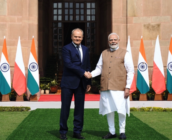 प्रधानमंत्री मोदी पोलैंड के प्रधानमंत्री डोनाल्ड टस्क से मुलाकात करते हुए।