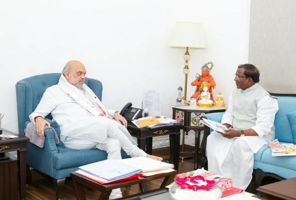 नई दिल्ली में केंद्रीय गृह मंत्री अमित शाह से चर्चा करते असम के राज्यपाल लक्ष्मण प्रसाद आचार्य नई दिल्ली में केंद्रीय गृह मंत्री अमित शाह से चर्चा करते असम के राज्यपाल लक्ष्मण प्रसाद आचार्य