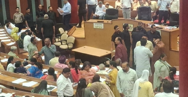 दिल्ली नगर निगम में सदन बैठक में प्रदर्शन।
