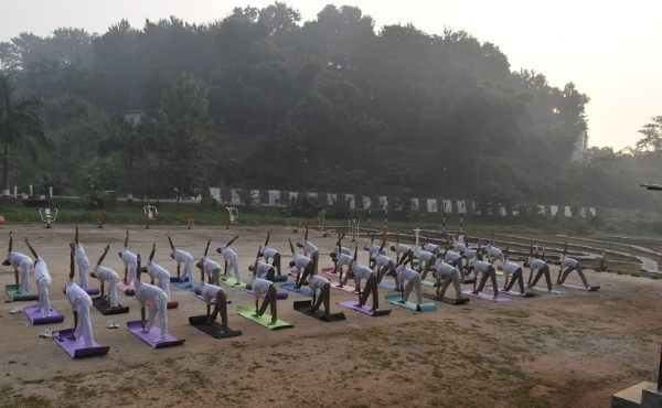सशस्त्र सीमा बल की प्रथम वाहिनी में आयोजित योग कार्यक्रम की तस्वीर।