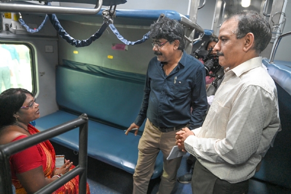 खड़गपुर स्टेशन पर यात्रियों से संवाद करते मंडल रेल प्रबंधक