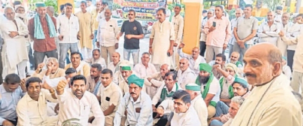 जिला मुख्यालय पर प्रदर्शन करते किसान
