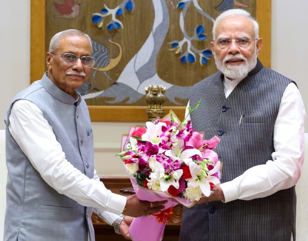 उत्तराखंड के राज्यपाल प्रधानमंत्री नरेंद्र मोदी से भेंट करते हुए।