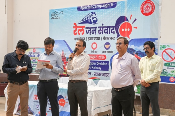 खड़गपुर स्टेशन पर यात्रियों से संवाद करते मंडल रेल प्रबंधक