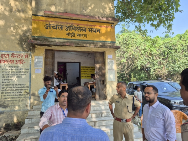 सारण शिक्षक निर्वाचन में जिलाधिकारी और एसएसपी ने किया मतदान केंद्रों का संयुक्त निरीक्षण