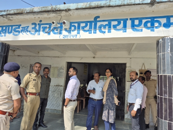 सारण शिक्षक निर्वाचन में जिलाधिकारी और एसएसपी ने किया मतदान केंद्रों का संयुक्त निरीक्षण