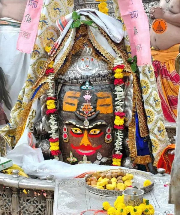 रजत चंद्र-त्रिशूल और मुकुट से सजे बाबा महाकाल