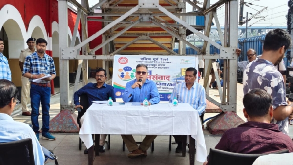 खड़गपुर स्टेशन पर यात्रियों से संवाद करते मंडल रेल प्रबंधक