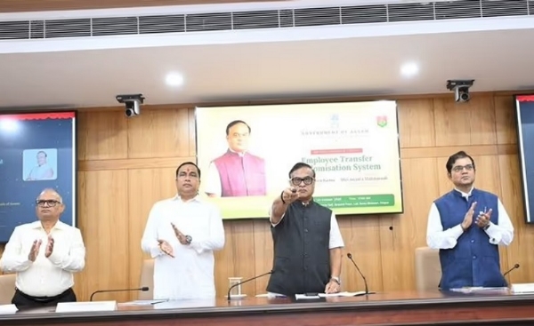 वन विभाग में तबादलों को सुव्यवस्थित बनाने के लिए असम के मुख्यमंत्री द्वारा  ईटीआरएस लांच किए जाने का दृश्य