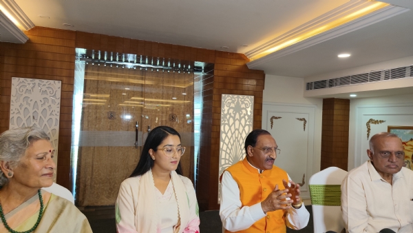 पूर्व मुख्यमंत्री रमेश पोखरियाल निशंक पात्रकारों से बातचीत करते  हुए।