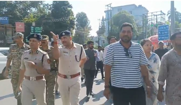 हिलकार्ट रोड का प्रशासनिक अधिकारी के साथ निरीक्षण करते पर्यटन मंत्री शंकर घोष हिलकार्ट रोड का प्रशासनिक अधिकारी के साथ निरीक्षण करते पर्यटन मंत्री शंकर घोष